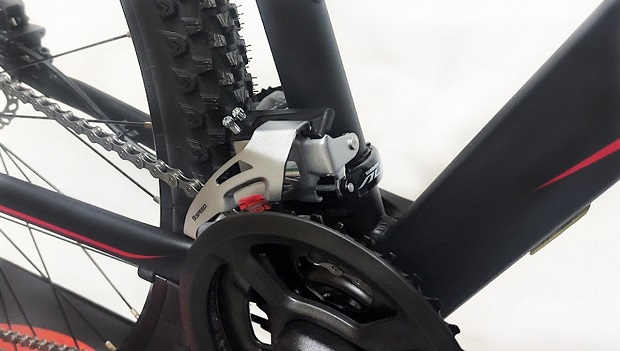 Frenos mecánicos en bicicleta de montaña